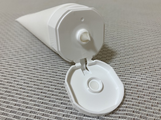 フェイスクレンザーの容器の穴