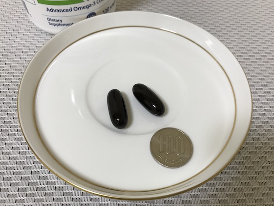 120粒入りを100円硬貨と比較しているライフエクステンションのスーパーオメガ3の中身