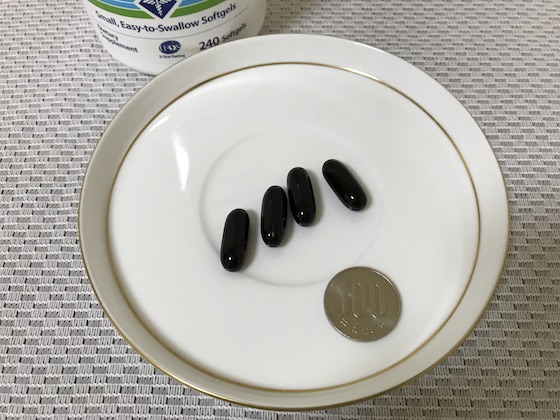 240粒入りを100円硬貨と比較しているライフエクステンションのスーパーオメガ３の中身