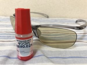 目薬とブルーライトカットメガネ