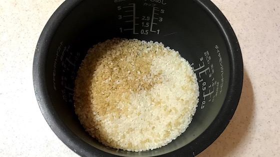 釜に玄米と白米を入れて混ぜる